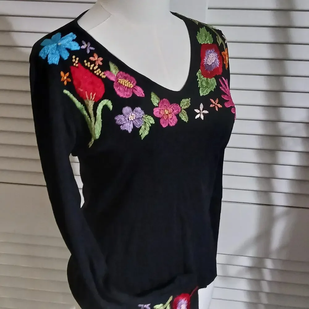 Michelle Nicole Sm Black Long-Sleeved Sweater Floral Embroidered Accents V Neck